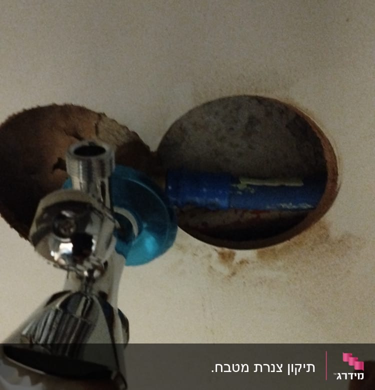 ברז מתכת וכבל כחול בקיר פתוח